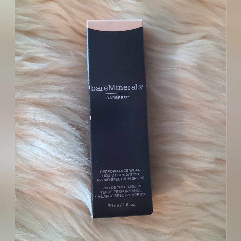 bareMinerals BAREPRO Performance Wear Liquid Foundation in Aspen (04)